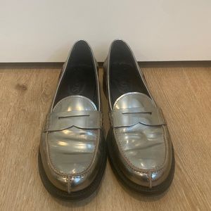 Tod’s loafers in gold